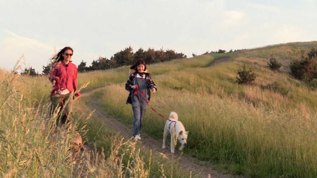 Hyori and IU on a walk from Hyori's Bed and Breakfast